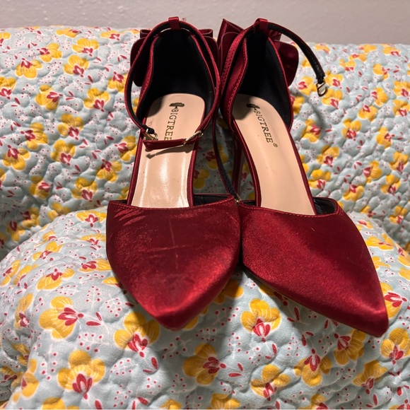 Elegant Red Heels - Picture 3 of 4